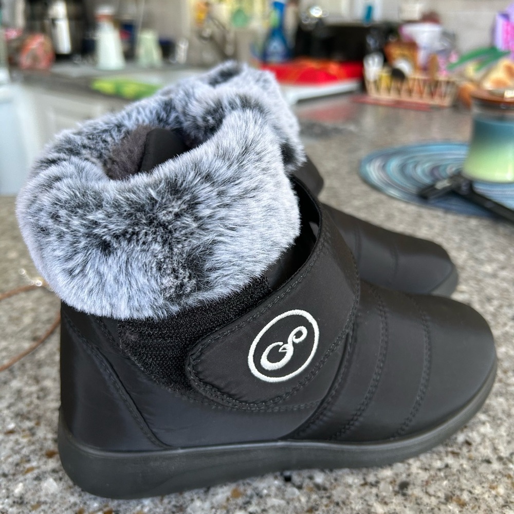 Black Winter Boots with Faux Fur Trim